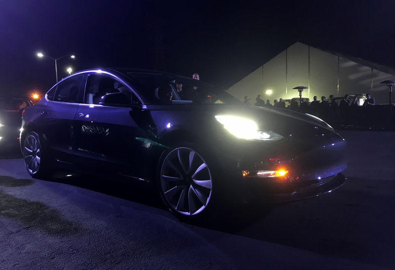 © Reuters. Funcionários apresentam primeiros carros Model 3 em linha de produção em Fremont, Estados Unidos