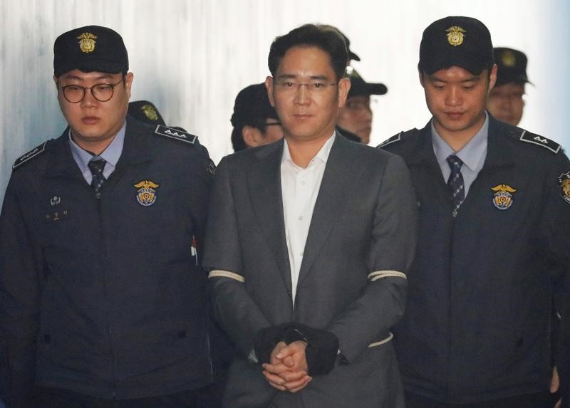 © Reuters. Em foto de arquivo, herdeiro do Grupo Samsung, Jay Y. Lee, chega em tribunal em Seul, Coreia do Sul