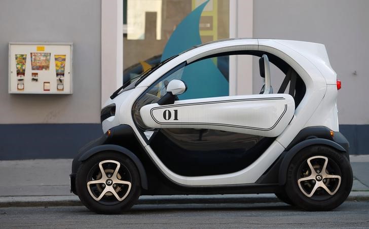 © Reuters. Carro elétrico Twizy, da Renault, é visto estacionado em Viena, Áustria