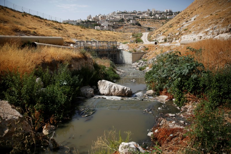 © Reuters. Esgoto no vale do Cédron, nos arredores de Jerusalém