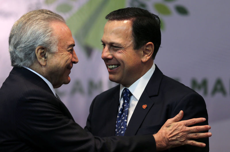 © Reuters. Brazil's President Michel Temer greets Sao Paulo's Mayor Joao Doria during a ceremony in Sao Paulo