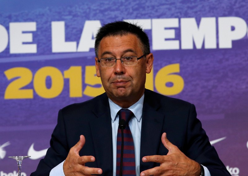 © Reuters. FC Barcelona's president Josep Maria Bartomeu attends a news conferece to assess the season 2015/16 next to Camp Nou stadium in Barcelona