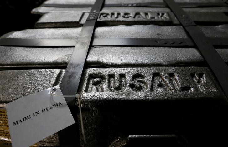 © Reuters. Алюминиевые чушки в литейном цеху завода компании в Красноярске