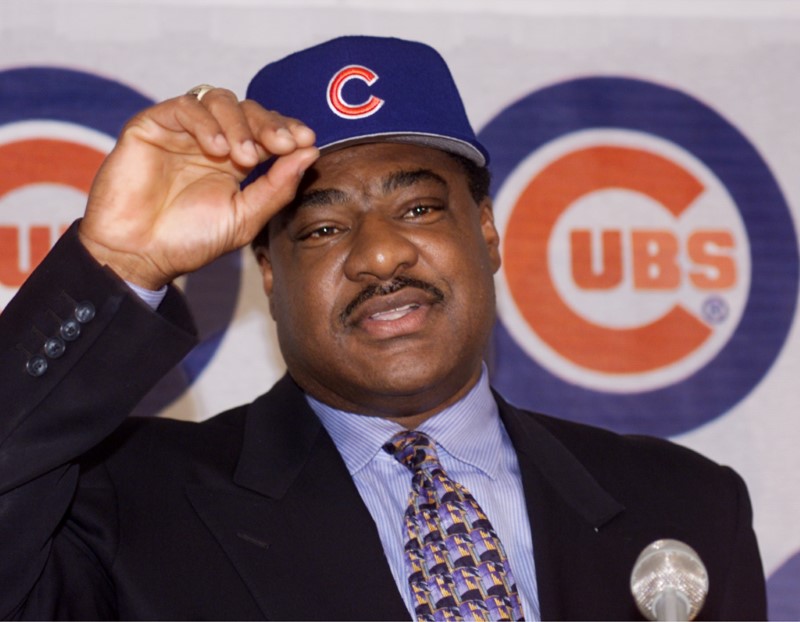 © Reuters. DON BAYLOR TRIES ON HIS NEW CUBS BALLCAP AT PRESS CONFERENCE.