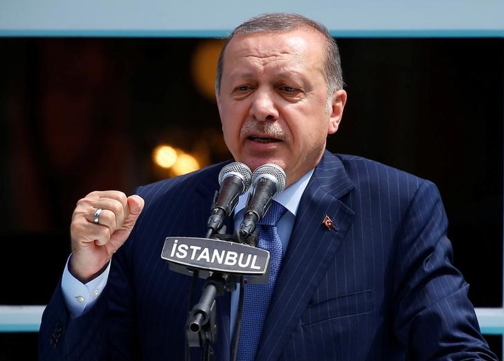 © Reuters. FILE PHOTO - Turkish President Erdogan makes a speech during the re-opening of the Ottoman-era Yildiz Hamidiye mosque in Istanbul