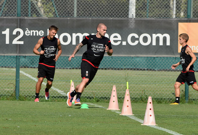 © Reuters. Dutch midfielder Wesley Sneijder attends first training session at the Nice soccer club in Nice