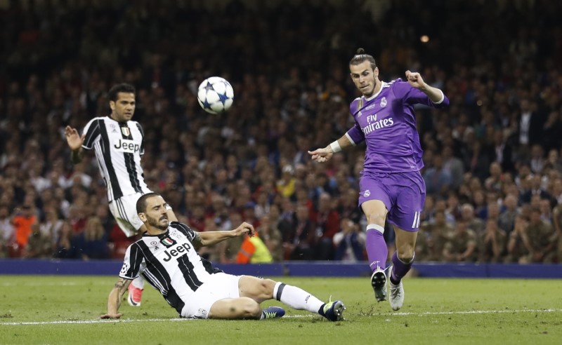 © Reuters. Real Madrid's Gareth Bale is challenged by Juventus' Leonardo Bonucci