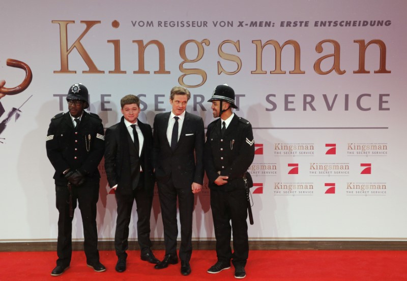 © Reuters. Actors Firth and Egerton pose with men dressed as British police constables on arrival for premiere of film 'Kingsman: The Secret Service' in Berlin