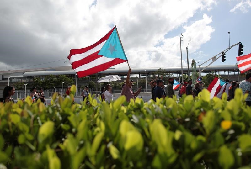© Reuters. FILE PHOTO: People march in support of becoming an independent nation as the economically struggling U.S. island territory of Puerto Rico voted overwhelmingly on Sunday in favour of becoming the 51st state