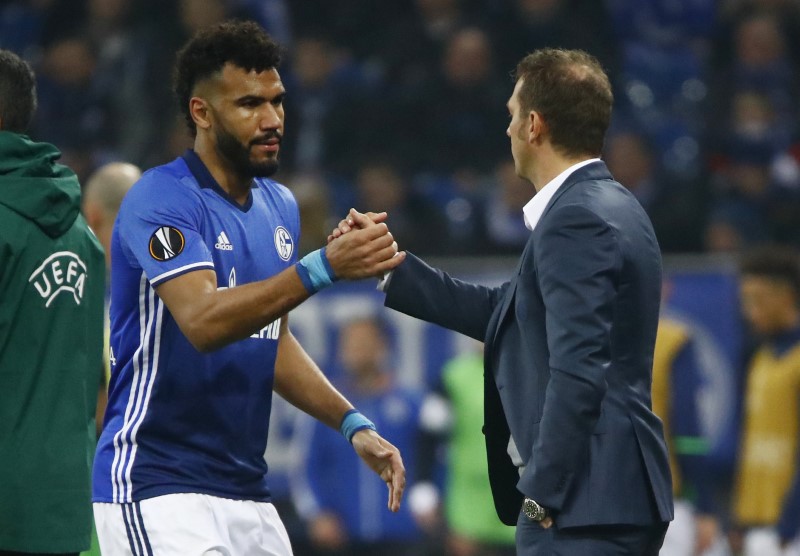 © Reuters. Schalke's Eric Maxim Choupo-Moting with coach Markus Weinzierl as he is susbstituted