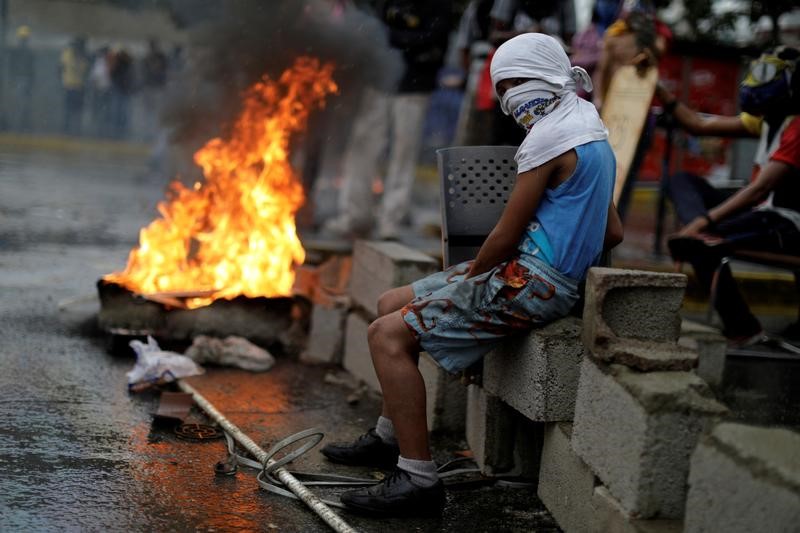 © Reuters. A demonstrator looks on while rallying against Venezuela's President Nicolas Maduro's government in Caracas