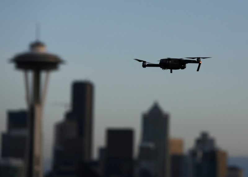 © Reuters. Drone sobrevoa Space Needle em Seattle