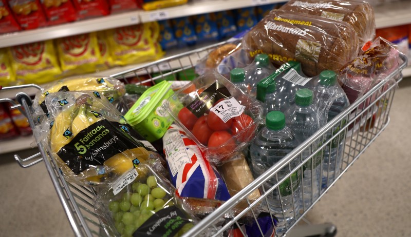 © Reuters. FILE PHOTO - A shopper pushes a trolley in a supermarket in London