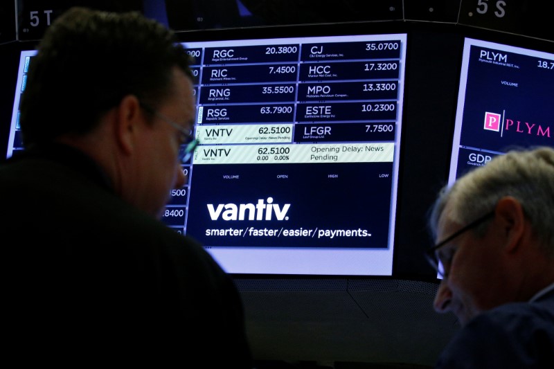 © Reuters. Traders wait for news at the post where U.S. credit card technology firm Vantiv Inc is traded on the floor of the NYSE in New York