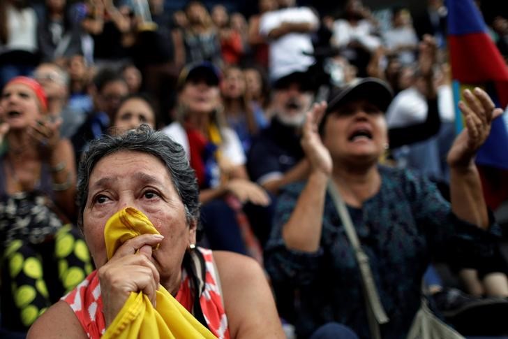 © Reuters. Fantasma de rebelión y aumento de la violencia acosan a Venezuela