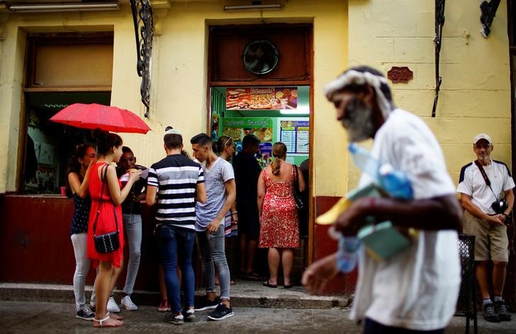 © Reuters. Cuba dice que el congelamiento al sector privado no se extenderá varios años
