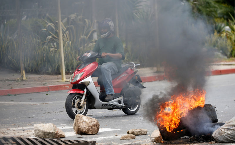 © Reuters. تحليل-شبح الانقلاب العسكري يلوح في أفق فنزويلا مع تصاعد العنف