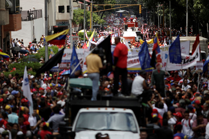 © Reuters. Pro-government supporters march in Caracas