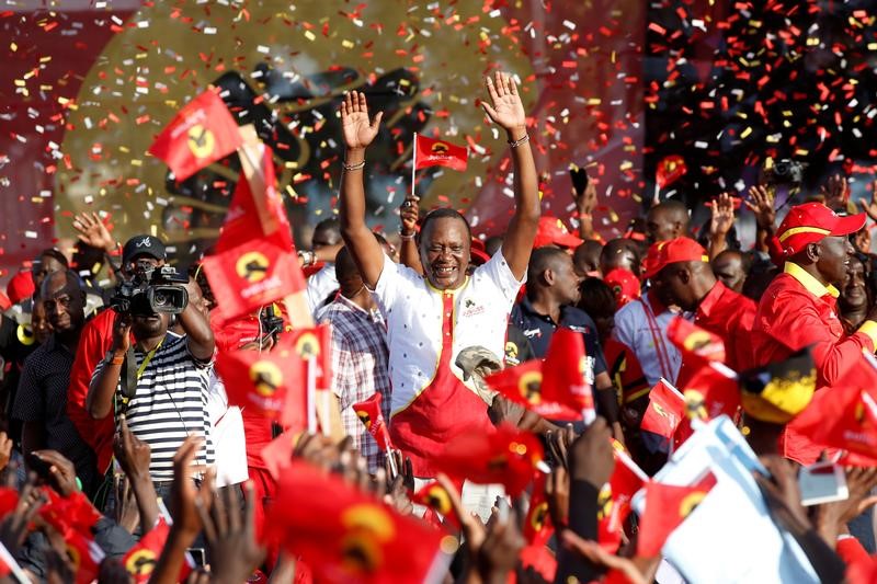 © Reuters. Kenya's President Uhuru Kenyatta waves to supporters during the last Jubilee Party campaign rally ahead of the August 8th election in Nakuru, Kenya