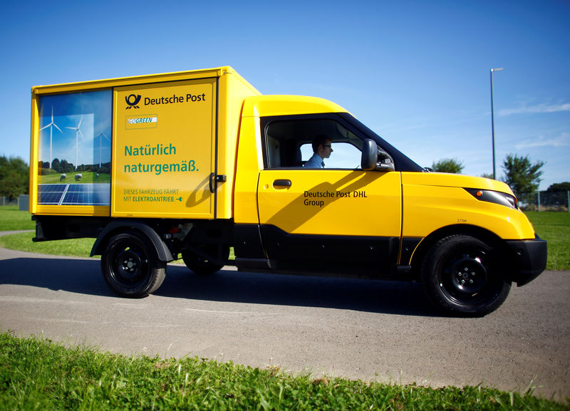 © Reuters. FILE PHOTO: The electronic delivery car "Street Scooter" of German postal and logistics group Deutsche Post DHL is seen during a press confernce in Aachen