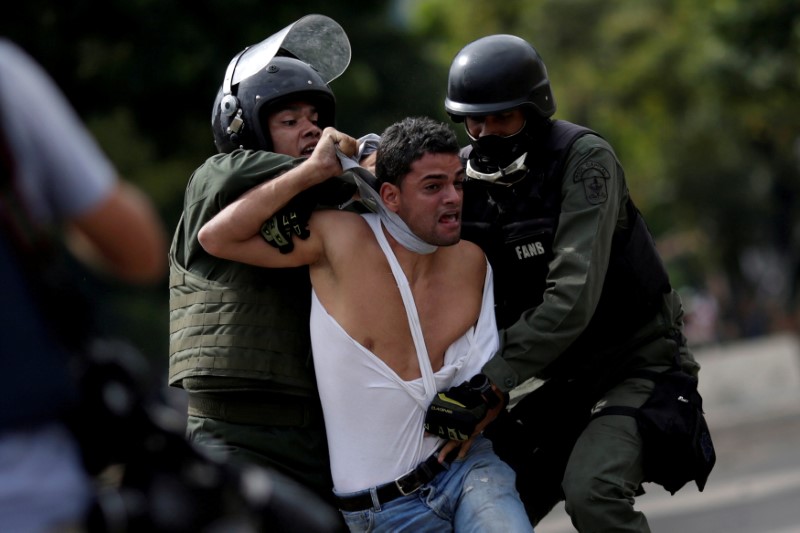 © Reuters. Manifestante é detido durante protesto contra o presidente da Venezuela, Nicolás Maduro, em Caracas