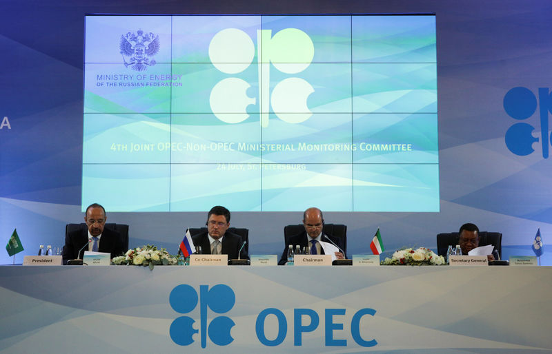 © Reuters. Saudi Arabian Energy Minister al-Falih, Russian Energy Minister Novak, Kuwaiti Oil Minister al-Marzouq and OPEC Secretary General Barkindo attend a meeting of the 4th OPEC-Non-OPEC Ministerial Monitoring Committee in St. Pet