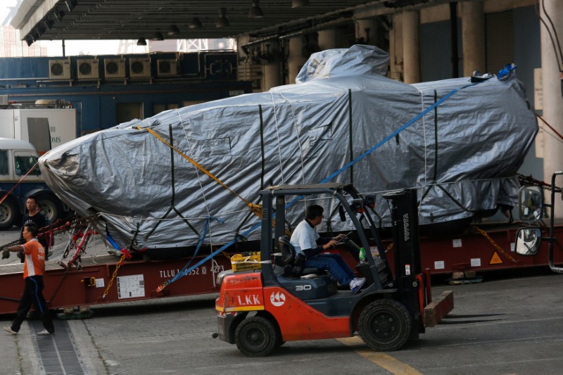 © Reuters. FILE PHOTO: One of nine Terrex armoured vehicles, which belong to Singapore, waits to be loaded onto a truck at a cargo terminal in Hong Kong