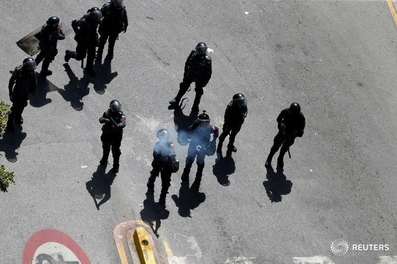 © Reuters. Riot security forces take position while clashing with demonstrators rallying against Venezuela's President Nicolas Maduro's government in Caracas