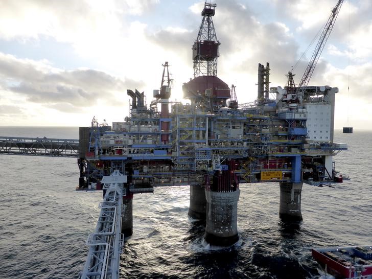 © Reuters. Plataforma de petróleo Sleipner A, da Statoil, é vista no mar, perto de Stavanger em Noruega