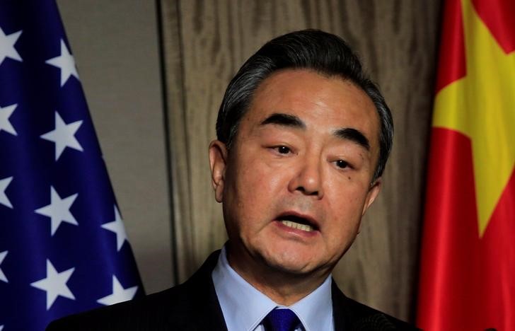 © Reuters. Ministro das Relações Exteriores chinês, Wang Yi,  durante coletiva de imprensa em Manila, nas Filipinas