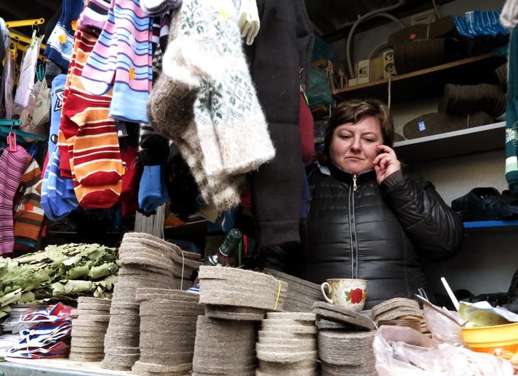 © Reuters. Женщина говорит по телефону на рынке в Волгограде
