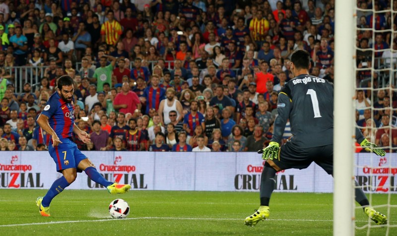 © Reuters. Football Soccer - Barcelona v Sevilla - Spanish SuperCup second leg - Camp Nou stadium