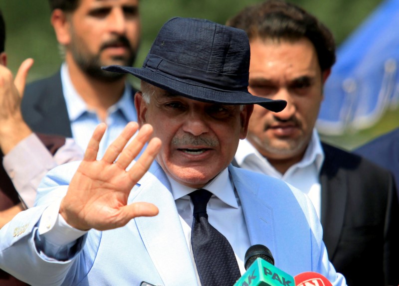 © Reuters. FILE PHOTO: Shahbaz Sharif, Chief Minister of Punjab Province and brother of Pakistan's Prime Minister Nawaz Sharif, gestures after appearing before a Joint Investigation Team (JIT) in Islamabad