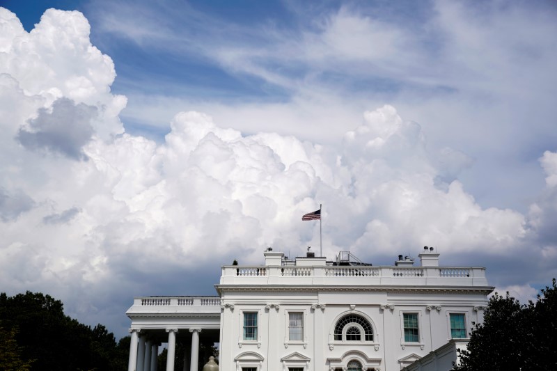 © Reuters. FILE PHOTO: Clouds pass behind the White House in Washington