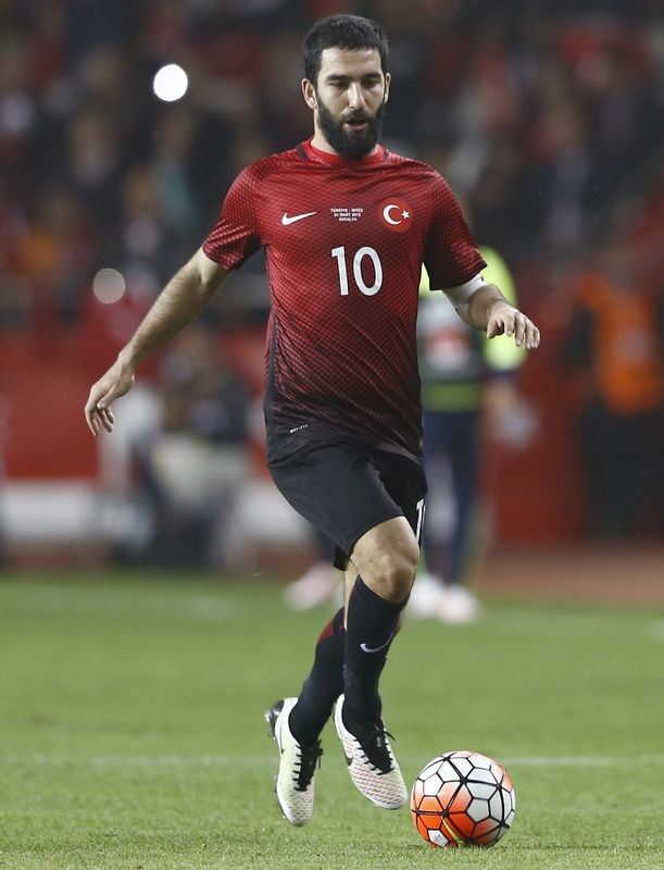 © Reuters. El Galatasaray planea traer de regreso a Arda Turan del Barça