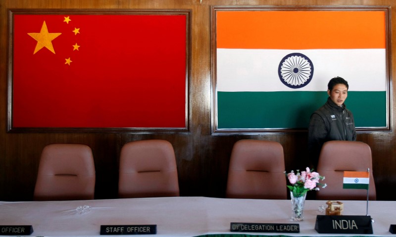 © Reuters. Bandeiras de China e Índia em sala para entrevista coletiva