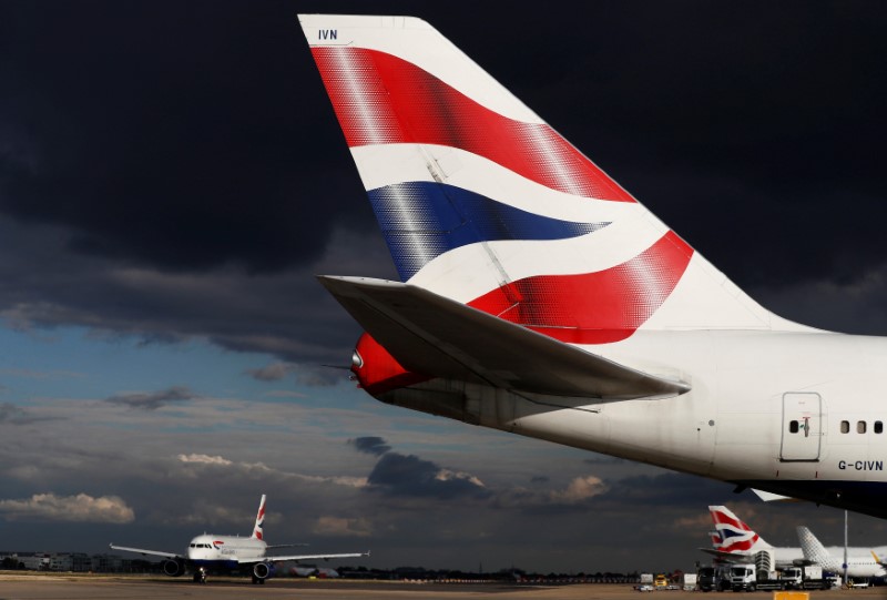 © Reuters. FILE PHOTO:British Airways aircraft taxi at Heathrow Airport near London