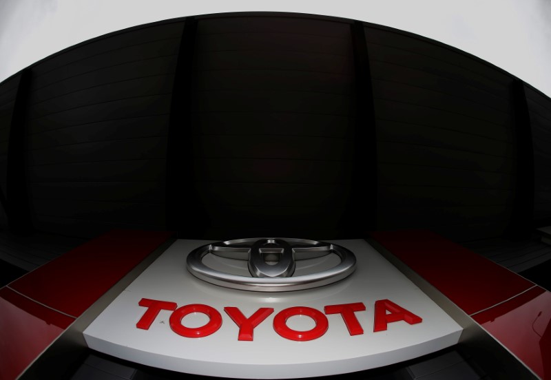 © Reuters. FILE PHOTO: Toyota logo is seen at a dealership in Ruemlang