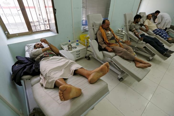 © Reuters. مسؤول: بنك الدم باليمن قد يضطر للتوقف بسبب نقص الأموال