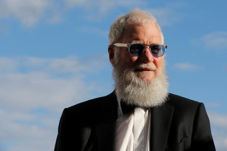 © Reuters. Apresentador norte-americano David Letterman chega em cerimônia do Profile in Courage Award em Boston, Estados Unidos