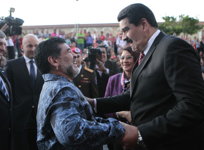 © Reuters. Handout photo shows Venezuela's President Nicolas Maduro greeting former Argentine soccer star Diego Maradona during a ceremony at the national pantheon in Caracas