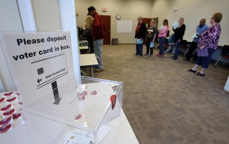 © Reuters. FILE PHOTO: Voters cast ballots as early absentee voting began in Ohio