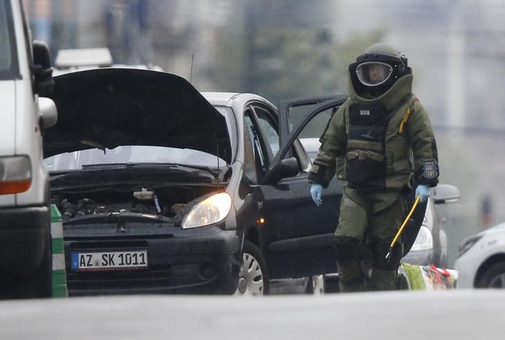 © Reuters. Esquadrão antibomba verifica veículo em Bruxelas