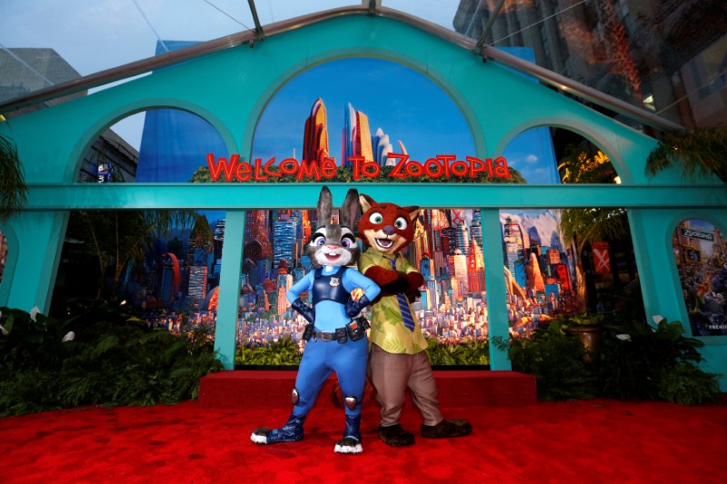 © Reuters. FILE PHOTO - The characters of Judy Hopps and Nick Wilde pose at the premiere of "Zootopia" at El Capitan theatre in Hollywood