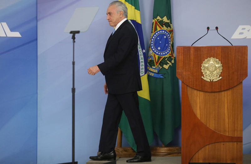 © Reuters. FILE PHOTO: Brazil's President Michel Temer leaves after delivering a speech after deputies of the lower chamber of Brazil's Congress voted to reject a corruption charge against him at the Planalto Palace in Brasilia