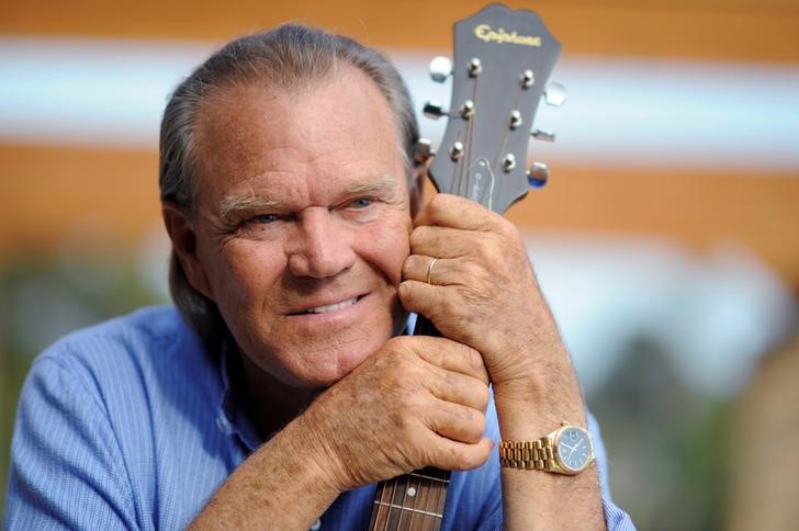 © Reuters. Glen Campbell posa na sua casa em Malibu