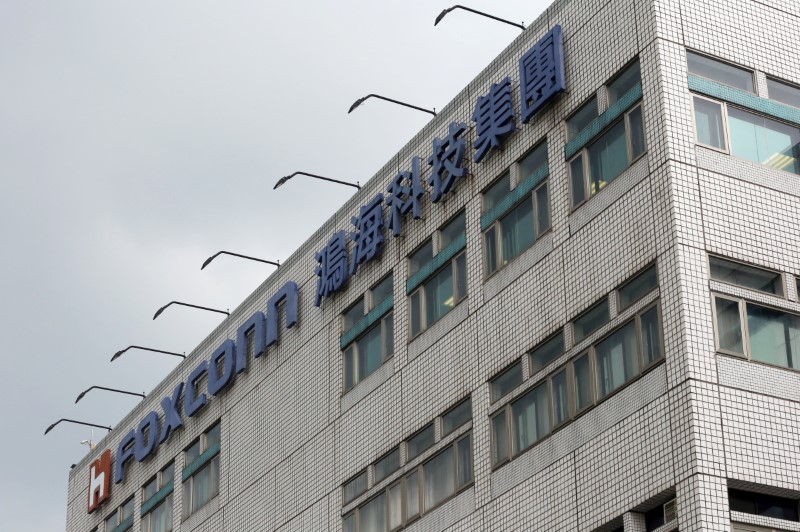 © Reuters. FILE PHOTO - The logo of Foxconn, the trading name of Hon Hai Precision Industry, is seen on top of the company's headquarters in New Taipei City