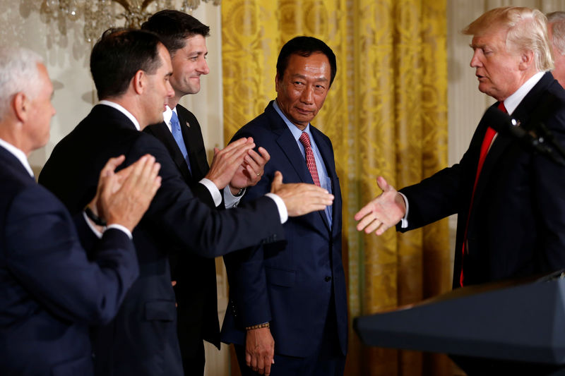 © Reuters. Foxconn's Gou looks on as Trump shakes hands with Pence, Walker and Ryan at the end of a White House event where the Taiwanese electronics manufacturer announced plans to build a $10 billion dollar LCD display panel screen plant in Wisconsin, in Washington