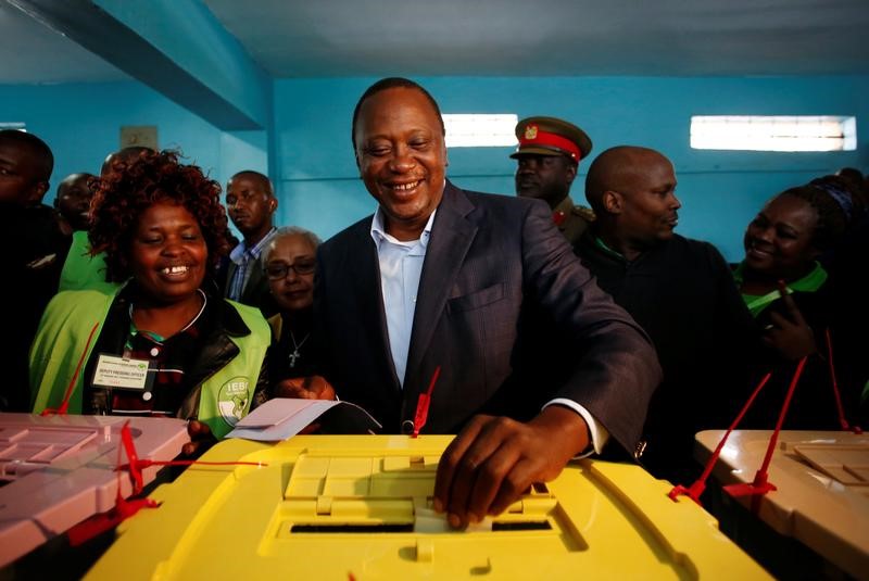 © Reuters. Presidente queniano Uhuru Kenyatta vota na cidade de Gatundu