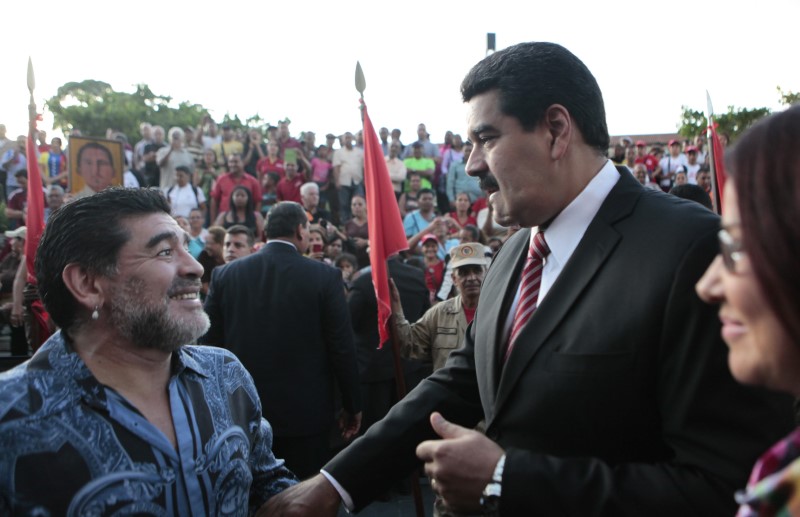 © Reuters. مارادونا يقول إنه "جندي" لرئيس فنزويلا مادورو